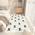 Dettaglio del tappeto da camera accogliente con fiocchi neri su morbido tessuto bianco. - 40x120cm Delicato sulla Pelle / Infilatura a Fiocco Nero