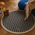 Alfombra redonda minimalista estilo mediados de siglo con patrón geométrico azul y marrón. - 60*60cm (Terciopelo de Cristal) / Tarde Berlín-1