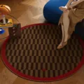 Alfombra moderna redonda para sala con patrón de cuadros marrones y borde rojo hogar. - 140x140cm (Terciopelo de Cristal) / Tarde Berlín-3