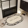 Luxe ovale badmat met bloemenrand en retro tekst, absorberend en antislip voor badkamer. - Jasmijn Glans