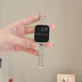 Vista dettagliata del cinturino per orologio in metallo strass di lusso dal design scintillante. - Versione Connettore Xiaomi Band 9 / Argento Sottile Strass
