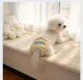 Detalle de cerca de los pantalones sanitarios para perros a cuadros amarillos con texto de cachorro. - S (1-2.5 kg) / Amarillo