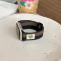 Elastische nylon horlogeband compatible met Apple Watch, gestreept design met schattig label. - Koffie en Zwart