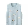 Detalle de primer plano de chaleco de punto azul claro con bordados florales blancos en relieve. - Talla única / Tops / Azul claro
