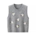 Primer plano del chaleco de punto gris con bordado floral 3D, cuello redondo y textura. - Talla única / Tops / Plateado