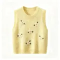 Detalle de chaleco de punto amarillo, cuello redondo sin mangas con bordado floral 3D. - Talla única / Tops / Amarillo