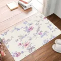 Vue détaillée du paillasson floral avec des fleurs mauves dans l'entrée de la maison. - Tapis Style 9
