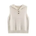 Vista detallada del chaleco de punto beige con capucha, botonadura y diseño sin mangas. - Talla única / Marfil