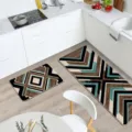 Vue détaillée d'un ensemble de tapis de cuisine géométriques modernes en bois et turquoise. - Tapis de Cuisine Américain 6.10-6