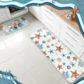 Détail du tapis de cuisine avec motif marin d'étoiles de mer et de coquillages pour la déco. - Tapis de Cuisine Américain 6.10-8