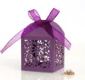 Lila lasergeschnittene Schmetterling Gastgeschenk Box mit Schleife fuer Hochzeit Party Suessigkeiten. - Dunkellila
