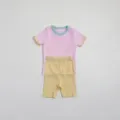 Detailansicht Kinder Sommer Set T-Shirt und Hose, weiche bunte Punkte Baumwollstoffware. - Rosa Oberteil und Gelbe Hose