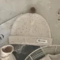 Schattige baby gebreide muts met kleurrijke stippen en pompon, zacht voor lente en herfst. - Hoed Alleen / Eén maat / Abrikoos