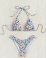 Gedetailleerd overzicht van blauwe bikinitop en -broekje met vrolijke madeliefjesprint. - XS / Boven- En Onderstuk / Blauwe Basis Roze Bloemen