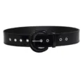 Vue détaillée d'une large ceinture en cuir verni noir avec grande boucle ronde et œillets. - Noir