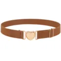 Gros plan d'une ceinture élastique marron avec une boucle en métal en forme de cœur doré. - Chameau