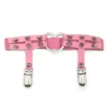 Giarrettiera per gamba in pelle rosa con borchie metalliche punk e anello a cuore. - Rosa