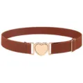 Gros plan de la ceinture élastique marron avec boucle en métal cœur doré brillant. - Marron