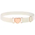 Vue rapprochée de la ceinture élastique blanche avec boucle cœur dorée rose et passants. - Blanc