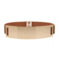 Detailopname van de brede elastische tailleband met een gepolijste gouden metalen plaat. - camel