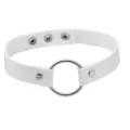 Λευκό δερμάτινο punk κολιέ choker με κεντρικό μεταλλικό O-ring και λεπτομέρεια κλεισίματος με κουμπί. - Λευκό