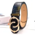 Detailansicht des Damen Schlangenmuster PU Ledergürtels mit eleganter goldener Doppelschnalle. - Blau und Gelb