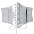 Detalle de cinturón corsé metálico plateado, banda elástica ancha con cordones blancos al frente. - Plateado con Cordón Blanco