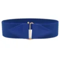 Gedetailleerd overzicht van de koningsblauwe elastische damestailleband met gouden metalen gesp. - Helder Blauw