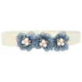 Detail van elastische damestailleband met blauwe organza bloemen, parels en stras. - 3 Bloemen / Nr. 7 Kleur