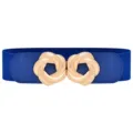 Primo piano dettagliato della cintura elastica con fibbia decorativa in metallo dorato intrecciato. - Blu Brillante