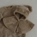 Detalle de mameluco de invierno para bebé de felpa con capa orejas de oso, cálido. - Talla S (66/73CM) / Sombrero Chal / Café Claro