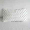Detail de motif d'etoiles grises sur coussin blanc, tissu doux pour lit et decoration de sofa. - 50x30cm (Sans Noyau) / Blanc avec Étoiles Grises (SBZA203503)