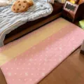 Flauschiger rosafarbener Schlafzimmer-Bettvorleger mit Punkten und Schleifen im Korean Stil. - Rosa und Gelb