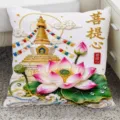 Gedetailleerd overzicht van traditioneel Chinees lotus borduurwerk kussen met pagode motief. - Witte Toren Gebedsvlag Stijl (SBZA209302) / 35x35cm (Alleen Hoes)