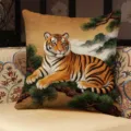 Detail van Chinese stijl tijger kussen, decoratief sierkussen voor woonkamer en slaapkamer. - 35x35cm (Alleen Hoes) / Tijger & Dennen Patroon (SBSA182001)