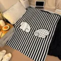 Douce couverture en flanelle rayée noir et blanc avec ailes, plaid douillet pour canapé. - Style Rayé Noir et Blanc (FMTA203809) / 60x40cm