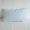 Almohada larga con estampado de estrellas azul claro, cojin suave para cama y sofa. - Azul con Estrellas Grises (SBZA203506)