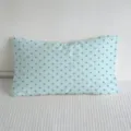 Cojín largo azul claro con patrón de estrellas grises, estilo coreano simple para sofá y cama. - Azul Claro con Estrellas Grises (SBZA203507)