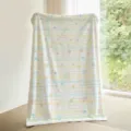 Detalle de manta de franela con cuadros pastel y estrellas para dormitorio acogedor. - Cuadros de Colores Estrella (FMTA218802) / 60x40cm