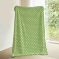 Detalle de manta de franela con lunares verdes que muestra textura suave y calidez acogedora. - Verde con Lunares Blancos (FMTA218804) / 60x40cm