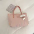 Vista detallada de bolso tote rosa bordado, bolso de hombro de gran capacidad con lindo colgante. - Rosa (Con Colgante)
