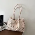 Bolso de mano rosa con lunares chic para mujer, elegante bolso cubo con abalorio de perlas y encaje. - Rosa Con Colgante