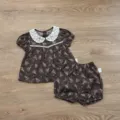 Detalle de cerca de conjunto de verano camisa floral de muñeca y pantalones cortos con cuello de encaje. - 73cm / Top y Pantalones / Café