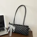 Elegante bolso de hombro negro y blanco de lunares con colgante de lazo de encaje y perlas. - Con Colgante / Negro