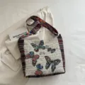 Detailansicht der ethnischen Segeltuch-Umhängetasche mit bunten Schmetterlingsmustern. - Schmetterling