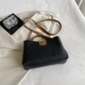 Schwarze modische Stepptasche Umhängetasche mit braunem Riemen für Damen Alltag. - Schwarz