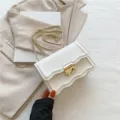 Wellenförmige Umhängetasche für Damen, stilvolle minimalistische Handtasche mit Kette. - Weiß