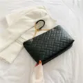 Schwarze gesteppte Ketten-Tote-Tasche, stilvolle Umhängetasche für Damen im Alltag. - Schwarz