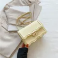 Schicke Wellenrand Umhängetasche mit Metallkette, stilvolle cremefarbene Damen Tasche elegant. - Gelb