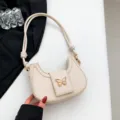 Modische einfarbige Damen Achseltasche Schultertasche mit schicker Schmetterlings-Schnalle. - Gebrochenes Weiß